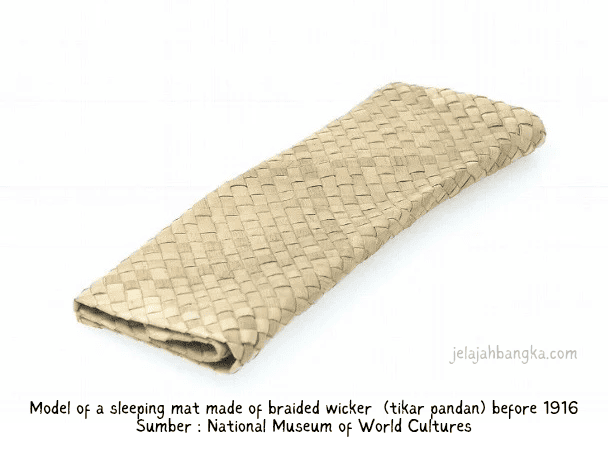 Model of a sleeping mat made of braided wicker (tikar pandan) before 1916. _20260904_105847_0000
